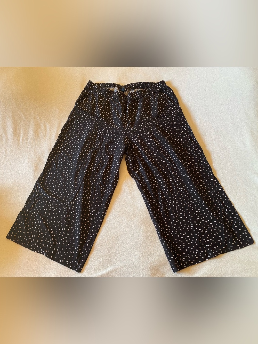 a.n.a Black Wide-Leg Culotte Pants with White Floral Print